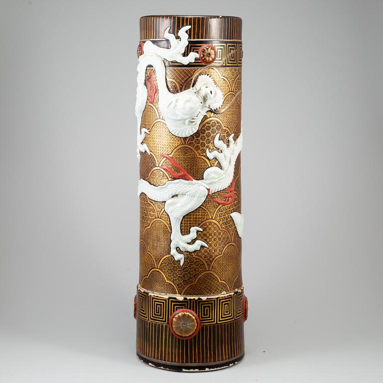 PRAKTURNA på TRÄFOT, lergods på porslin, Japan, Meiji (1868-1912).