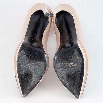 YVES SAINT LAURENT, a pair of beige and black leather pumps. Size 37.