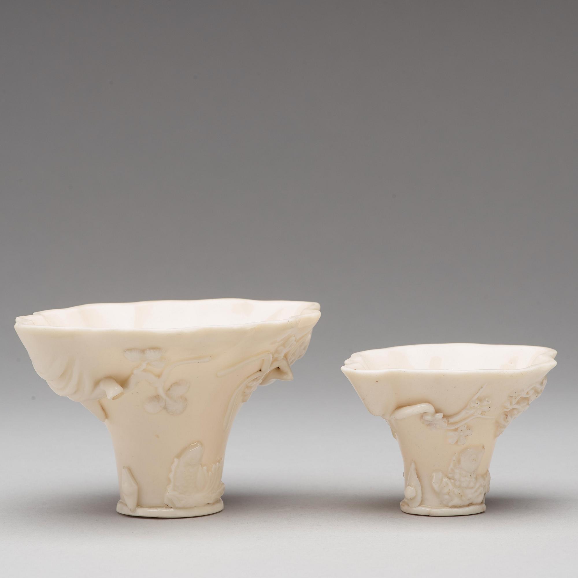 VINOFFERBÄGARE, två stycken, blanc de chine. Qingdynastin, Kangxi (1662-1722).