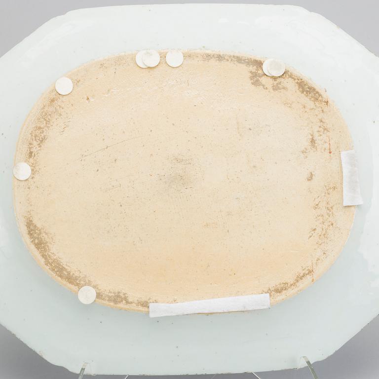 2 pcs of blue and white porcelain charger, Qing dynasty, Qianlong (1736-95).