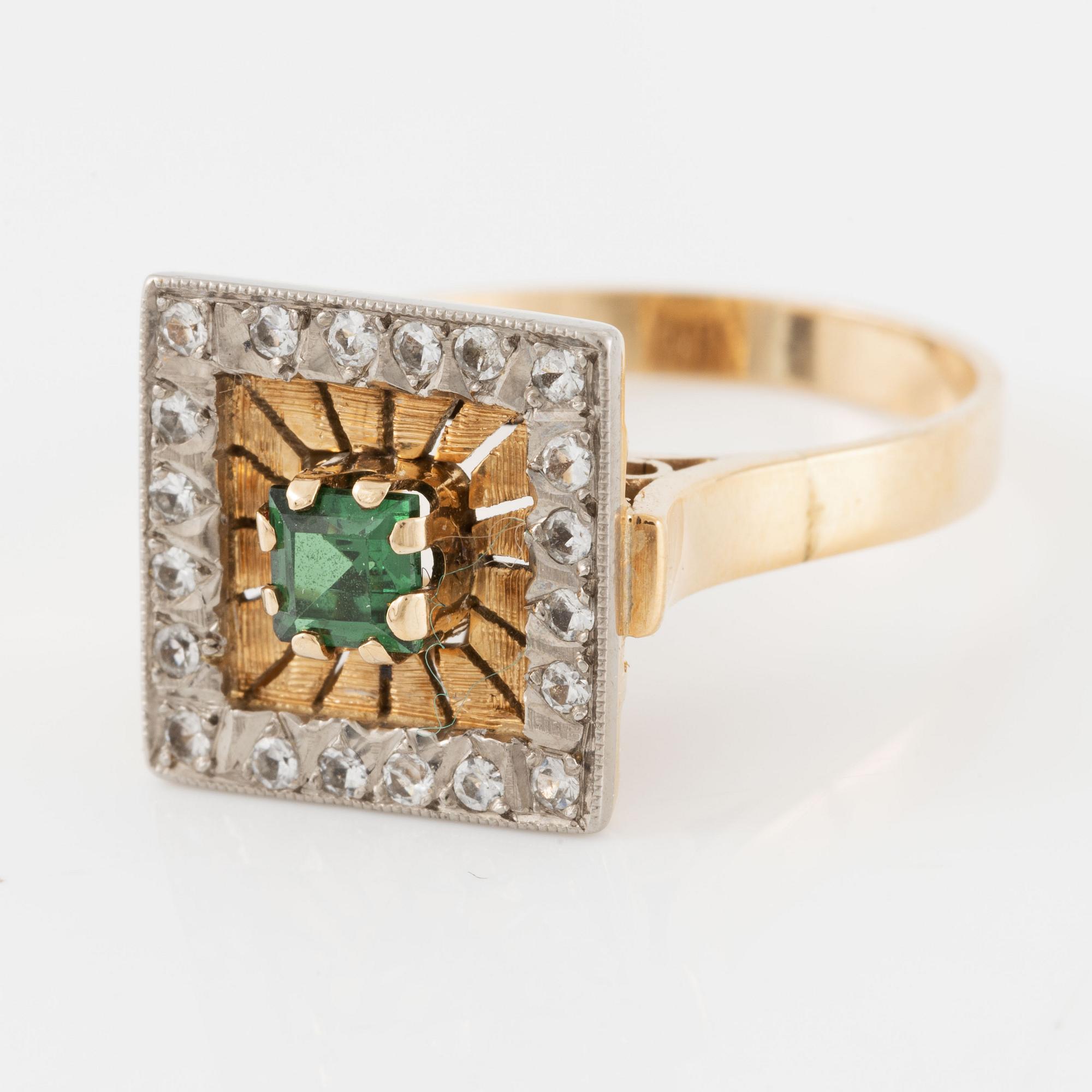 Ring, 18K gold with white stones and green centre stone.
