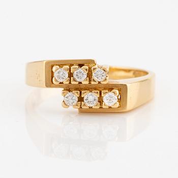 Ring, 18K gold with six brilliant-cut diamonds.