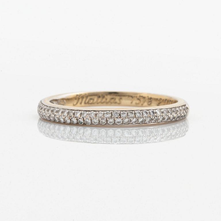 18K gold and small brilliant-cut diamond ring.
