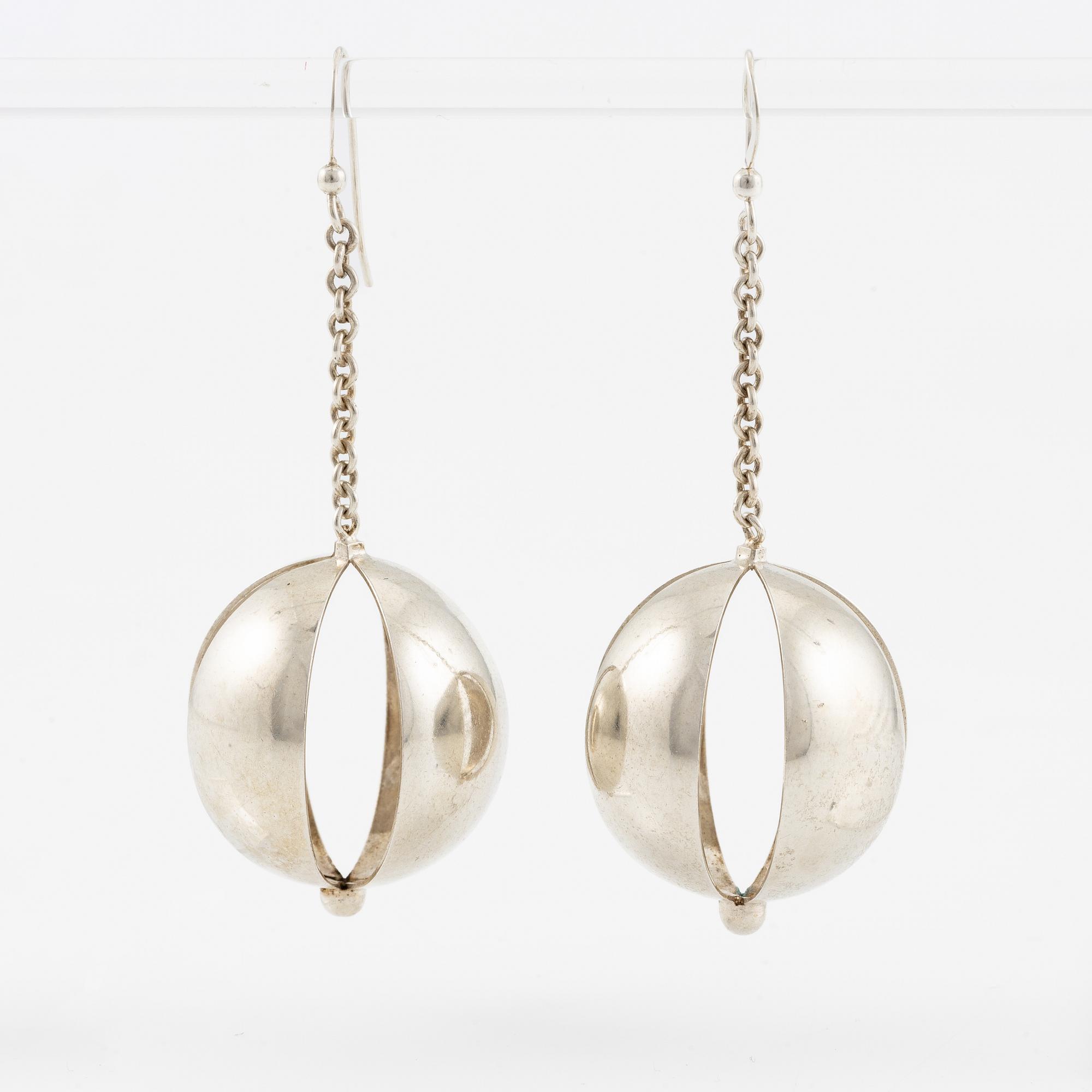 Elis Kauppi, örhängen, ett par, silver, Kupittaan Kulta, Åbo 1967.
