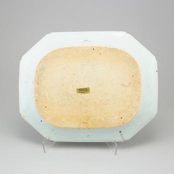 A Chinese porcelain serving dish, Qianlong (1736-95).