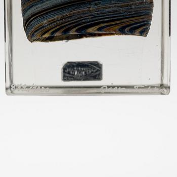Oiva Toikka, an annual glass cube, signed Oiva Toikka Nuutajärvi 1980 and numbered 872/1000.