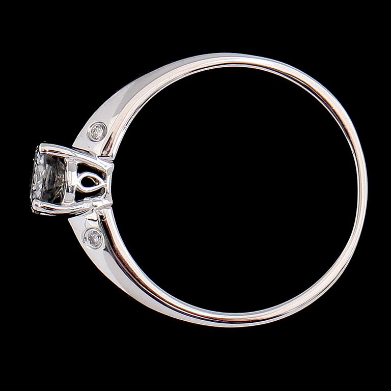 RING, 18K vitguld, solitär briljantslipad diamant ca 0.50 ct.