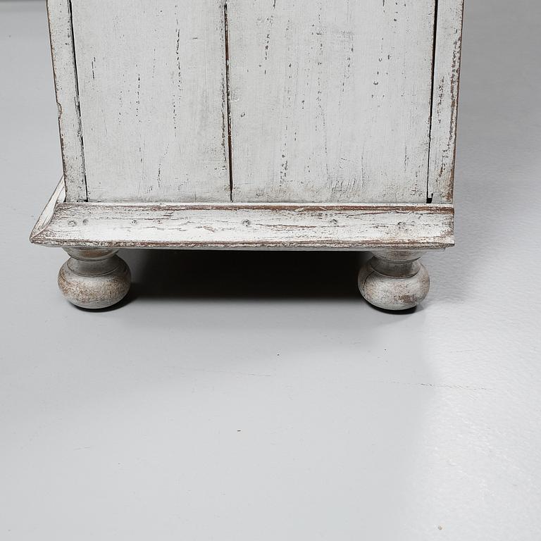 VITRINSKÅP, modern tillverkning av delvis äldre delar.