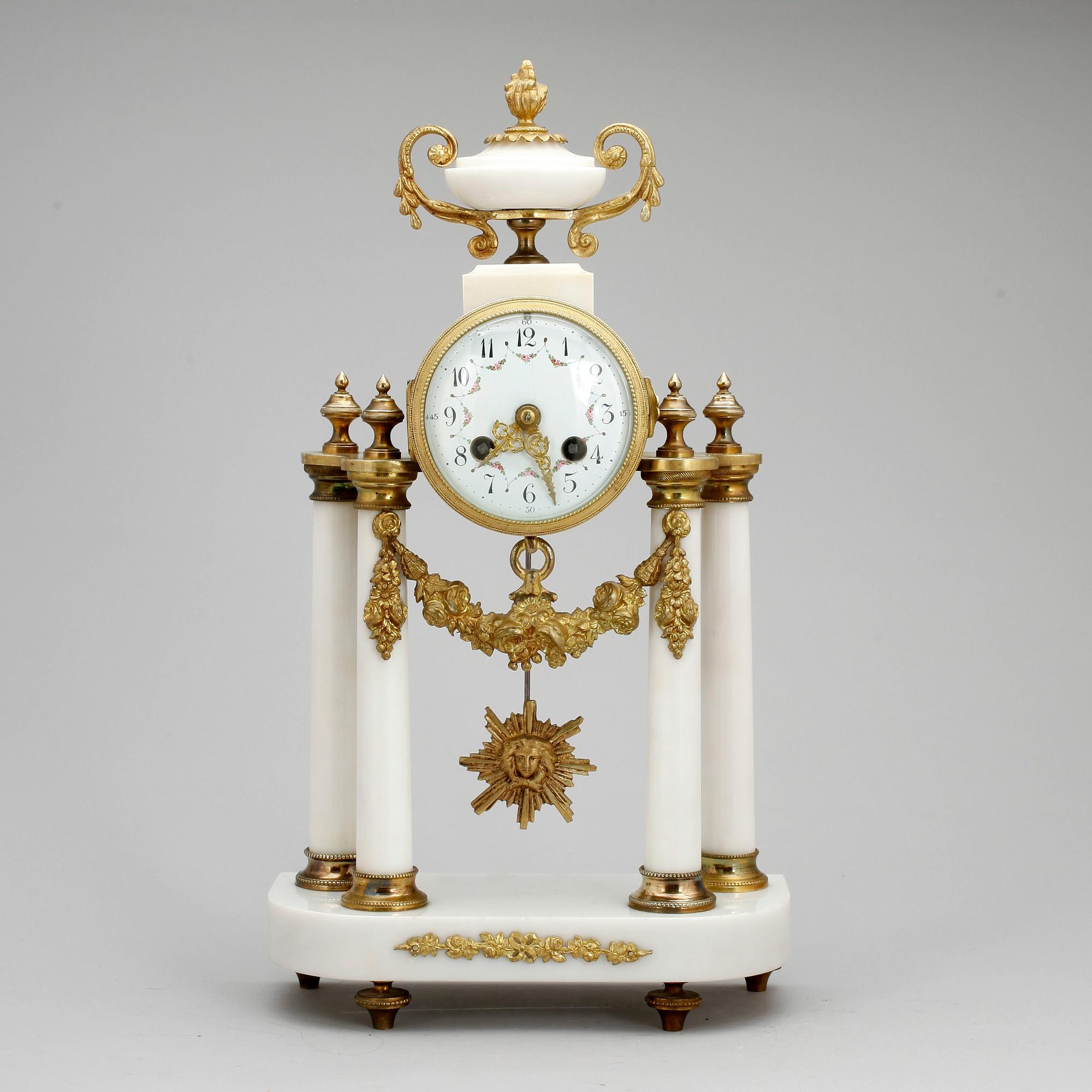 BORDSPENDYL, Louis XVI-stil, 1900-talets första hälft.