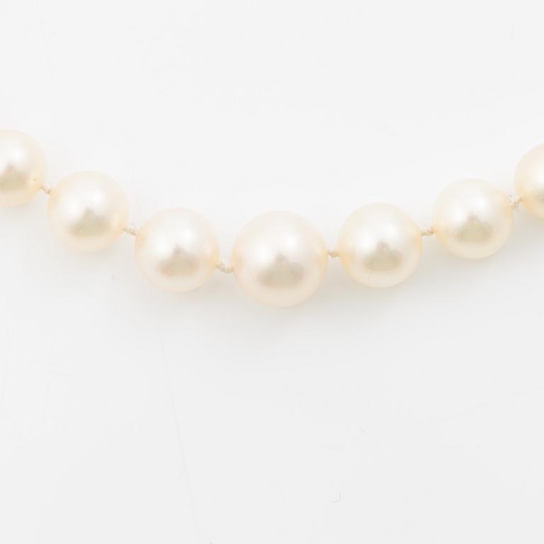 Necklace, with graduated cultured pearls, clasp in 9K gold with English hallmarks from Birmingham, set with a ruby.