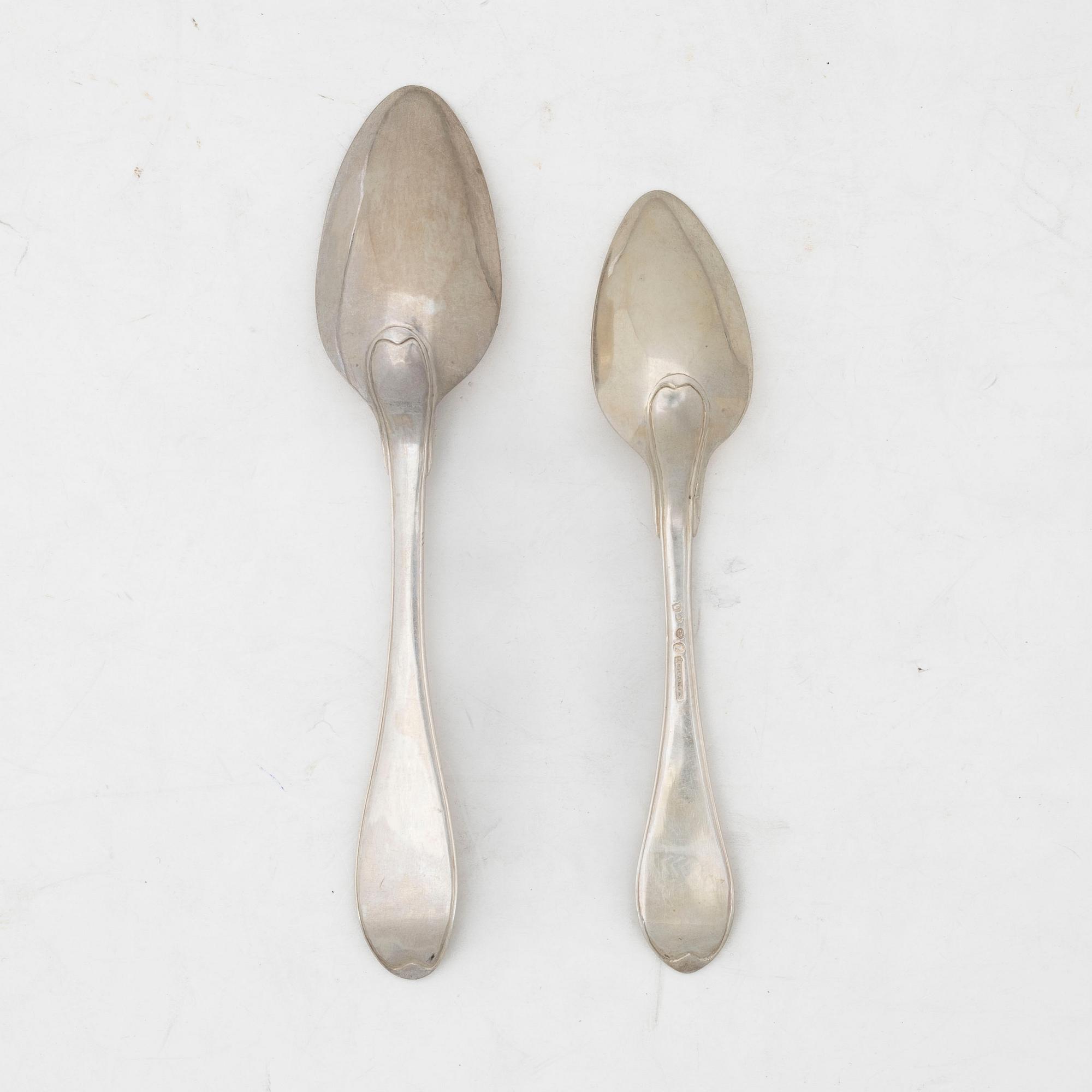 Skedar, 18 st, silver, gammalsvensk modell, 1800-talets första hälft.