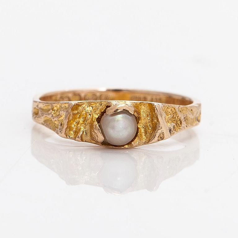 Björn Weckström, a 14K gold 'Small word' ring with a cultured pearl. Lapponia 1969.