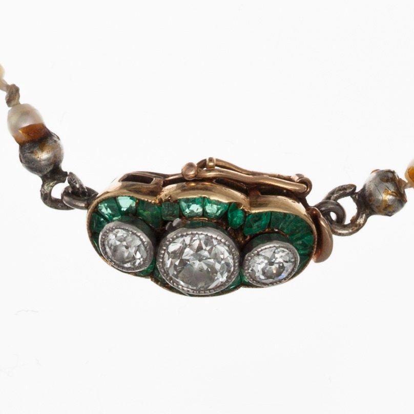 COLLIER, orientpärlor 1,5 - 5 mm. Lås i guld med antikslipade diamanter ca 0.45 ct, smaragder. Tidigt 1900 t.