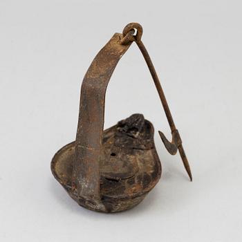 AN 18TH CENTURY CAST IRON OIL LAMP.