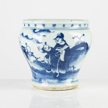 A blue and white porcelain vase, Qing dynasty, 19th century.