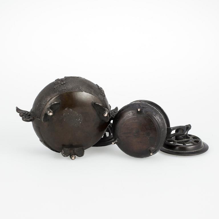 RÖKELSEKAR, 2 st, brons, Japan, 1900-tal.