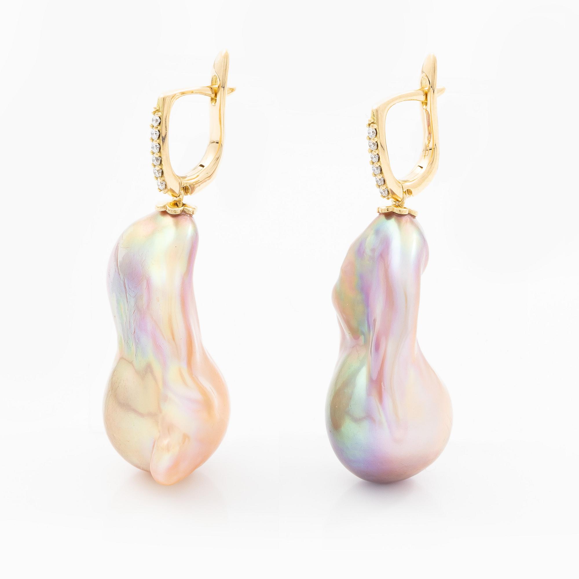 Earrings in 18K gold with cultured baroque freshwater pearls and brilliant-cut diamonds.