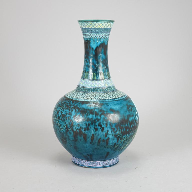 A Japanese vase, 20th century.