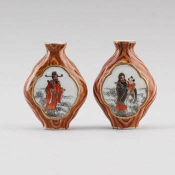 SNUSFLASKOR, 2 st, porslin, Kina, 1900-tal.