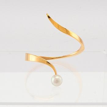 Bracelet 20K gold with cultured pearl, B Johnson Halmstad 1974.
