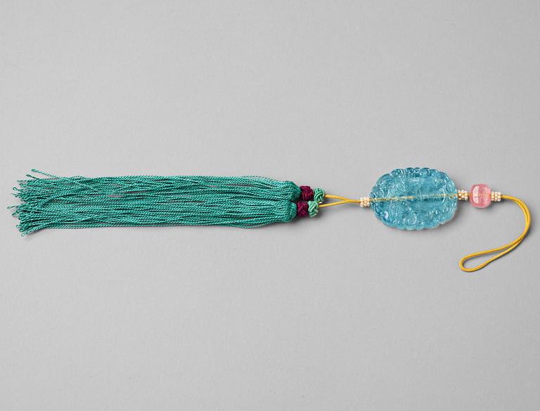 A Chinese sculptured aquamarine pendant.