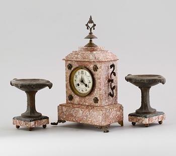 BORDSPENDYL, F Marti, Frankrike, 1800-talets andra hälft samt TAZZOR, 1 par, snarlika.