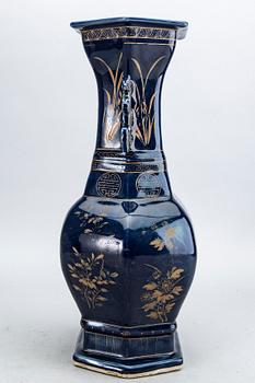 A blue vase, Qing dynasty, 19th Century.