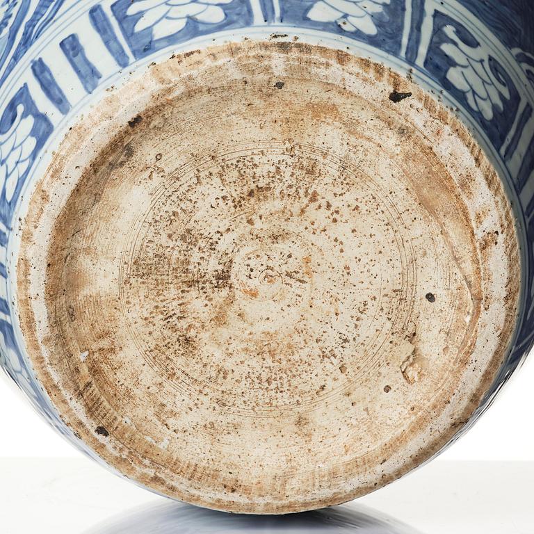 A large blue and white jar, Ming dynasty, Wanli (1572-1620).