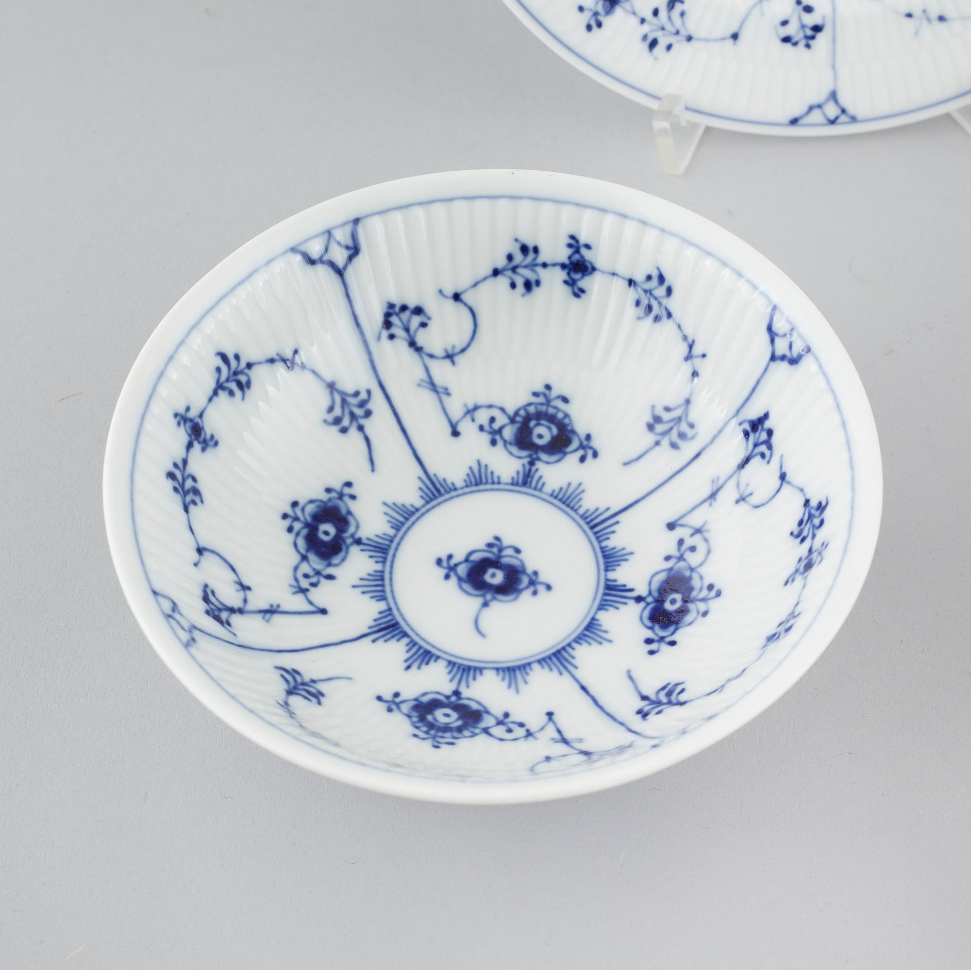 SERVISDELAR, 43 st, porslin, "Musselmalet", Royal Copenhagen, 1900-tal.