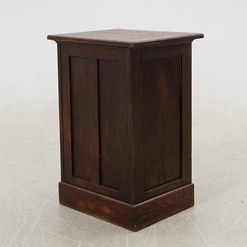 Jalusiskåp, 1900-talets första hälft.