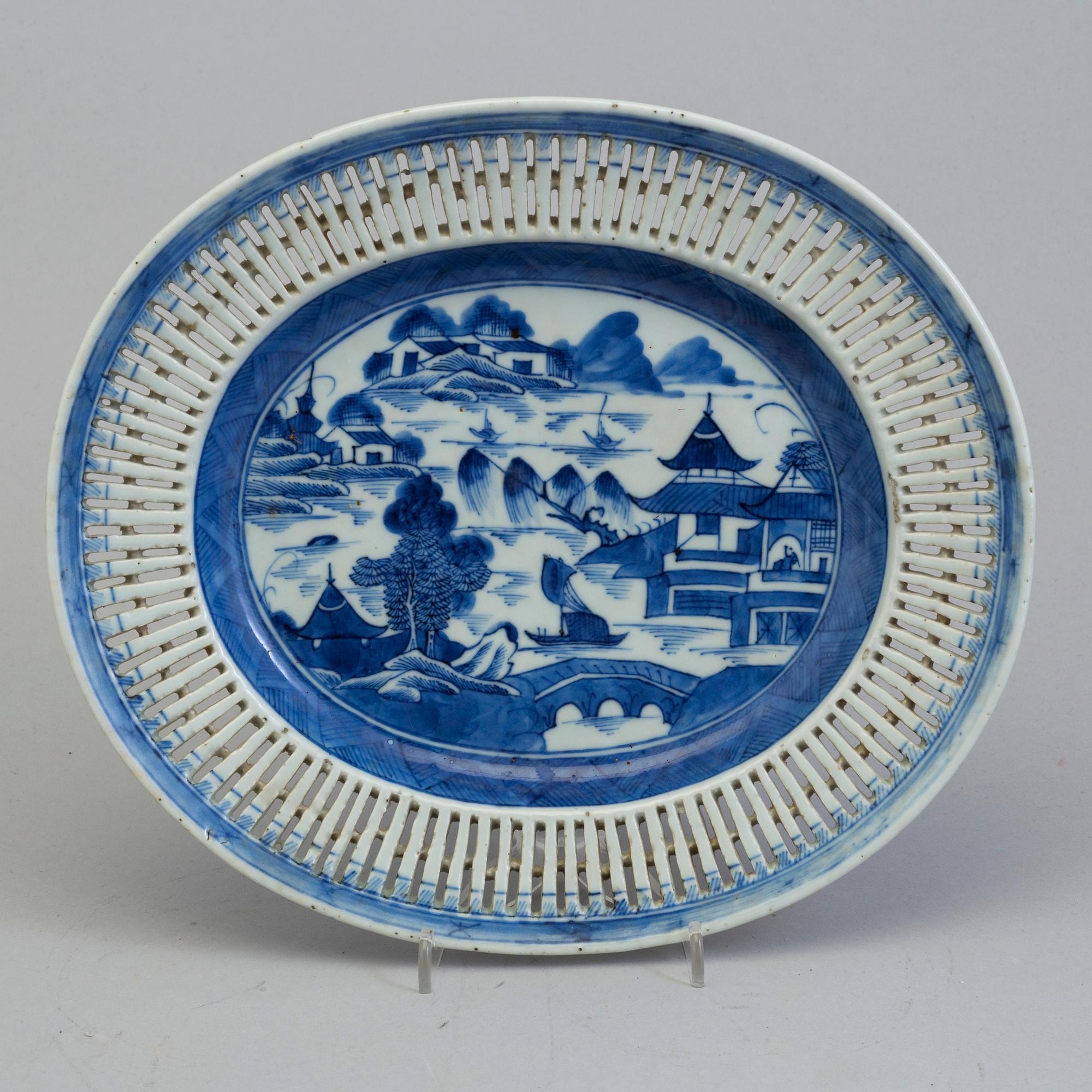 GALLERKORG med FAT, kompaniporslin. Qingdynastin, Jiaqing (1796-1820).