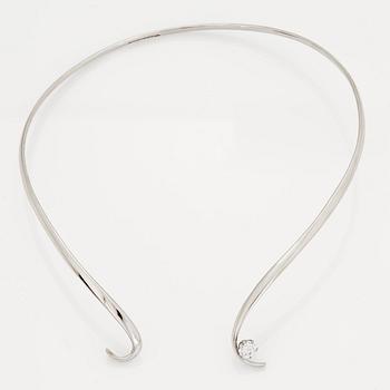 870. HALSRING med en briljantslipad diamant.