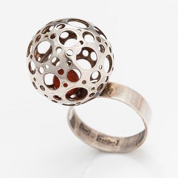 Liisa Vitali, Ring "Leppäkerttu", sterlingsilver, kalcedon. Westerback, Helsingfors 1973.