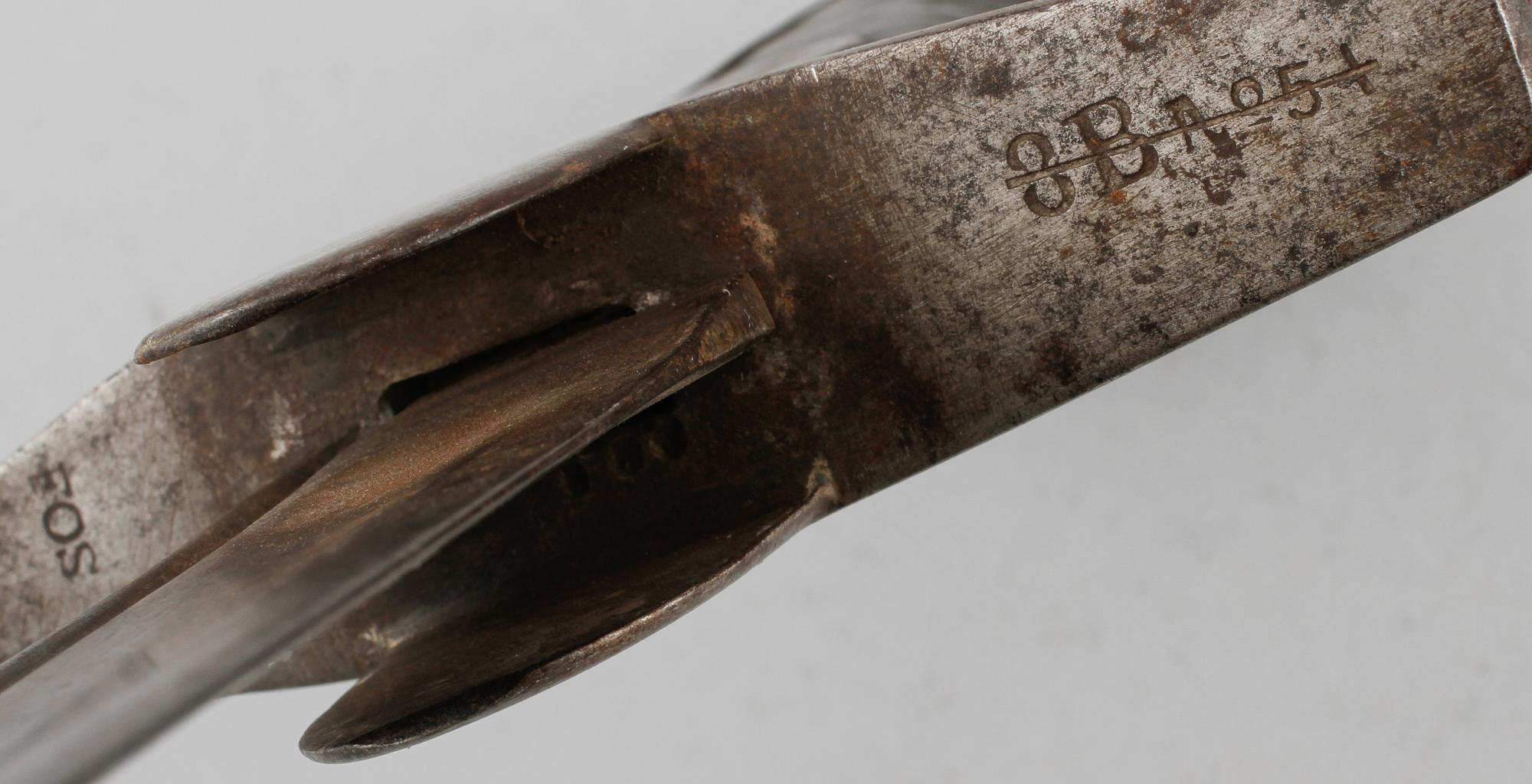 DRÄKTVÄRJA samt SABEL, 2 st, 1800-tal.