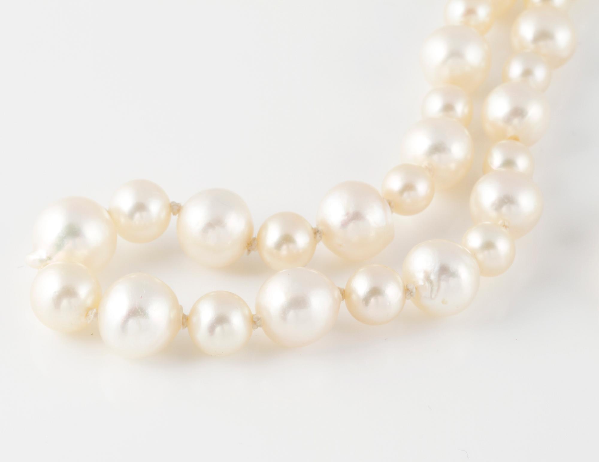 COLLIER, odlade pärlor med lås i 18K guld, GVH, Stockholm, 1943.