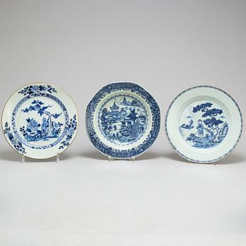 Twelve blue and white export porcelain plates and a bowl, Qing dynasty, Qianlong (1736-95).