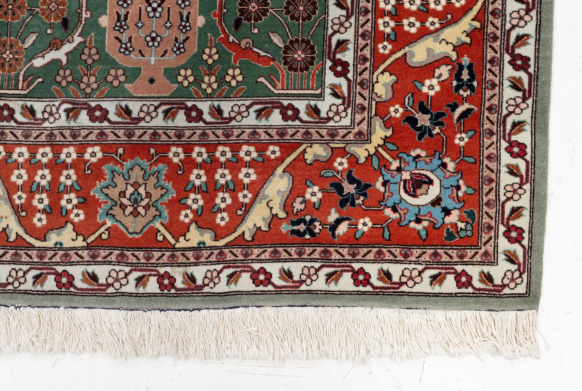 Matta, semiantik Täbris, Nordvästra Persien, ca 291 x 202 cm.