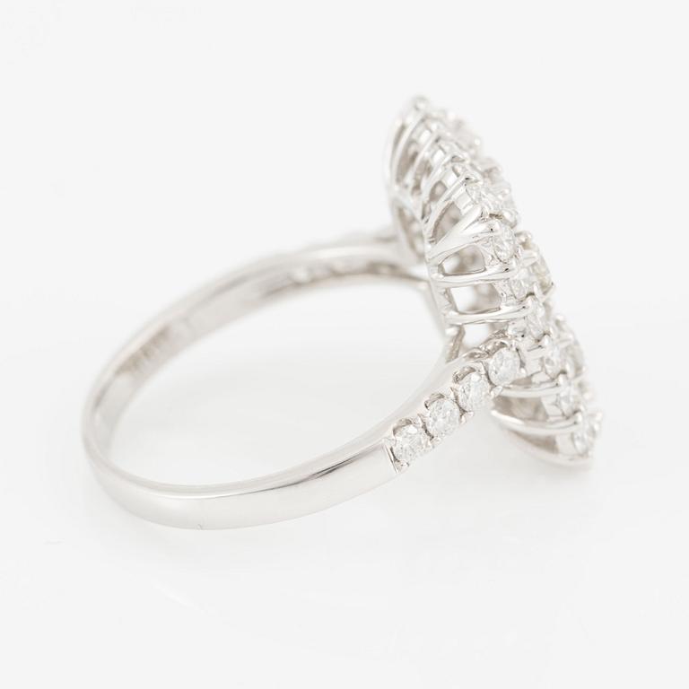 Ring, 18K white gold with baguette and brilliant-cut diamonds.