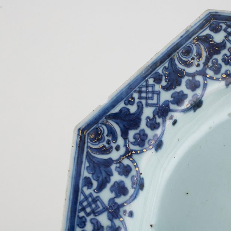 A Chinese export porcelain blue and white tureen with cover and stand, Qing dynasty, Qianlong (1736-95).