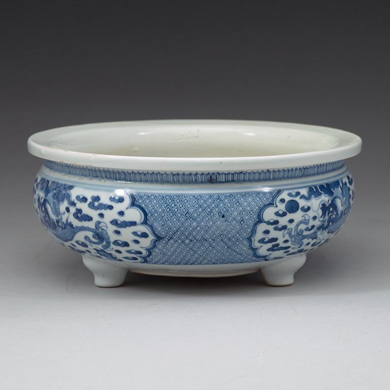 A blue and white censer/flower pot, Qing dynasty, early 18th Century.