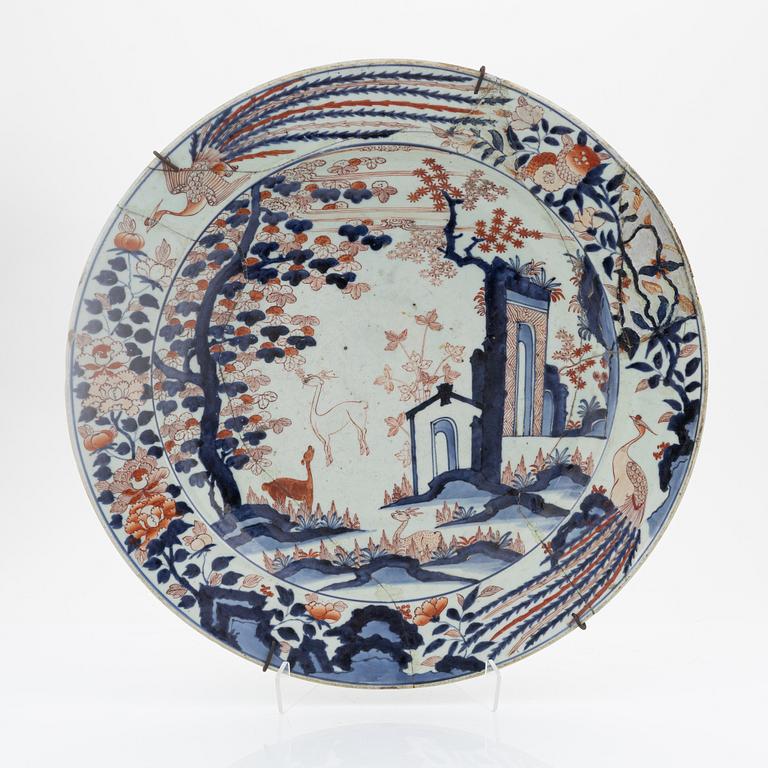 A large imari Genroku charger, 18th Century.