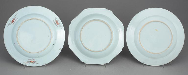 TALLRIKAR, 3 st, och KOPP med FAT, porslin, Kina, 1700-tal.
