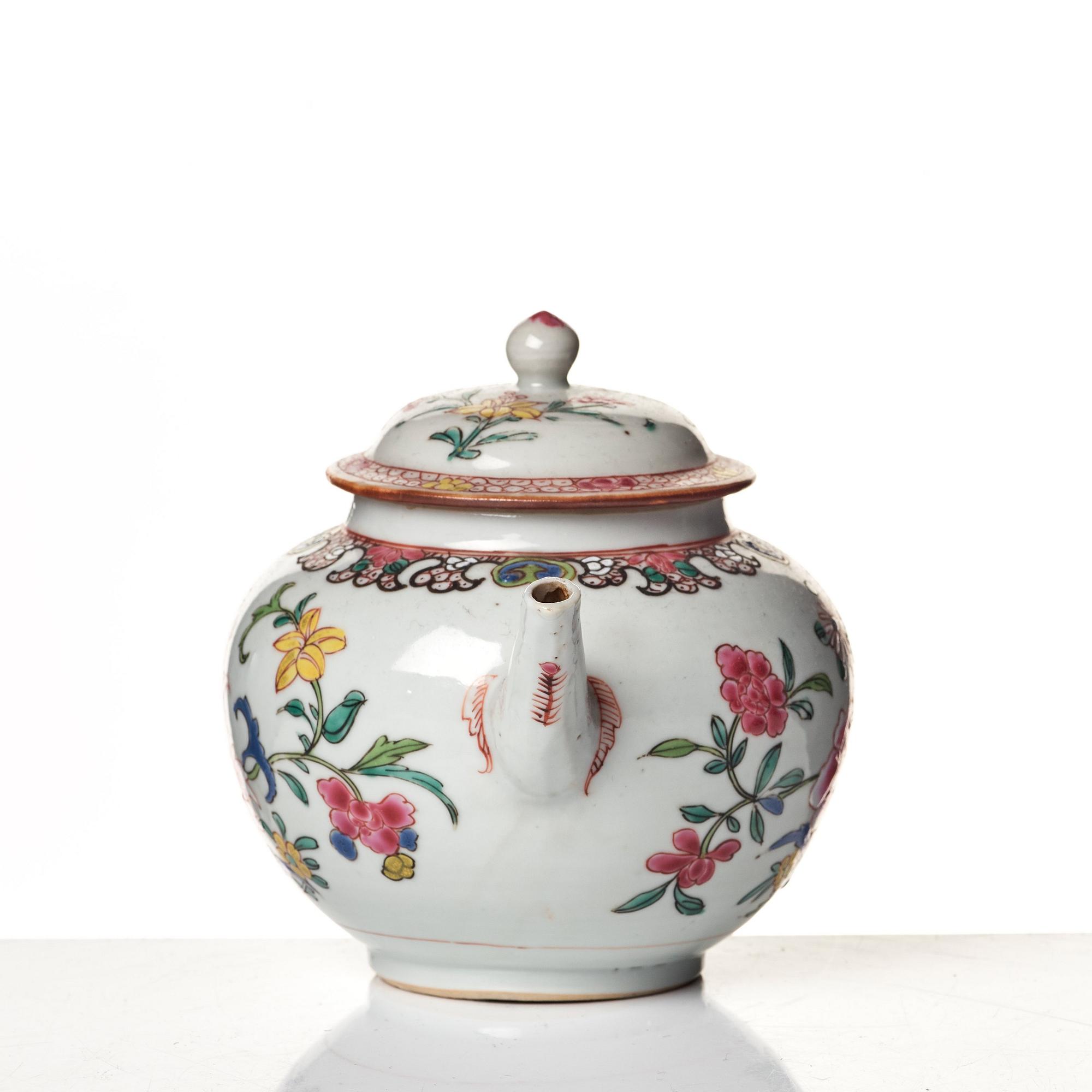 Tekanna med kopp och fat, porslin. Qingdynastin, 1700-tal.