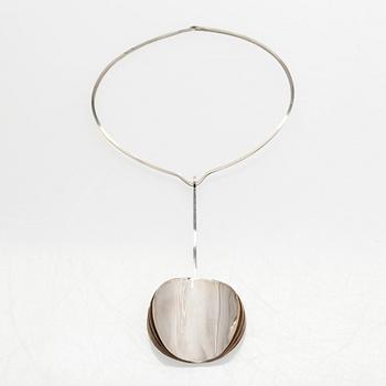 Mirjam Salminen, halssmycke, silver, Kaunis Koru, Helsingfors 1972.