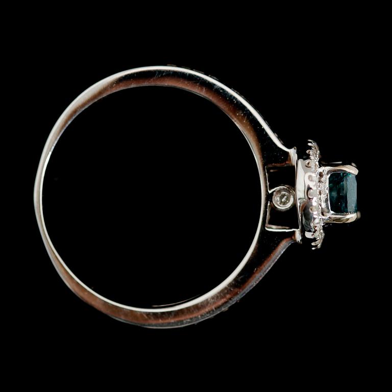 RING, 14 k vitguld, briljantslipade diamanter tot ca 0.80 ct. Total vikt ca 3 g.