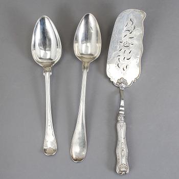 FISKSPADE samt UPPLÄGGNINGSSKEDAR, tot 3 delar, silver, bl.a. Nils Leonard Dahlström, Örebro, 1859. Total vikt 409 gram.