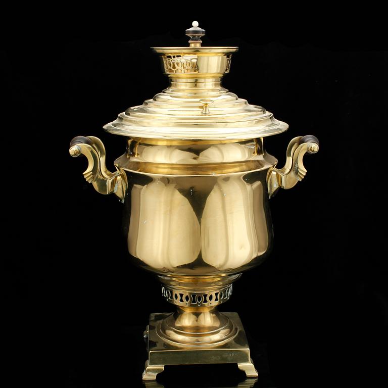 SAMOVAR på BRICKA, mässing, Ryssland, omkring sekelskiftet 1800/1900-tal.