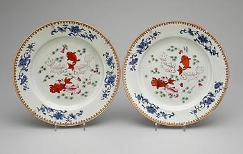 TALLRIKAR, ett par, porslin. Qing dynastin, Qianlong (1735-1796).