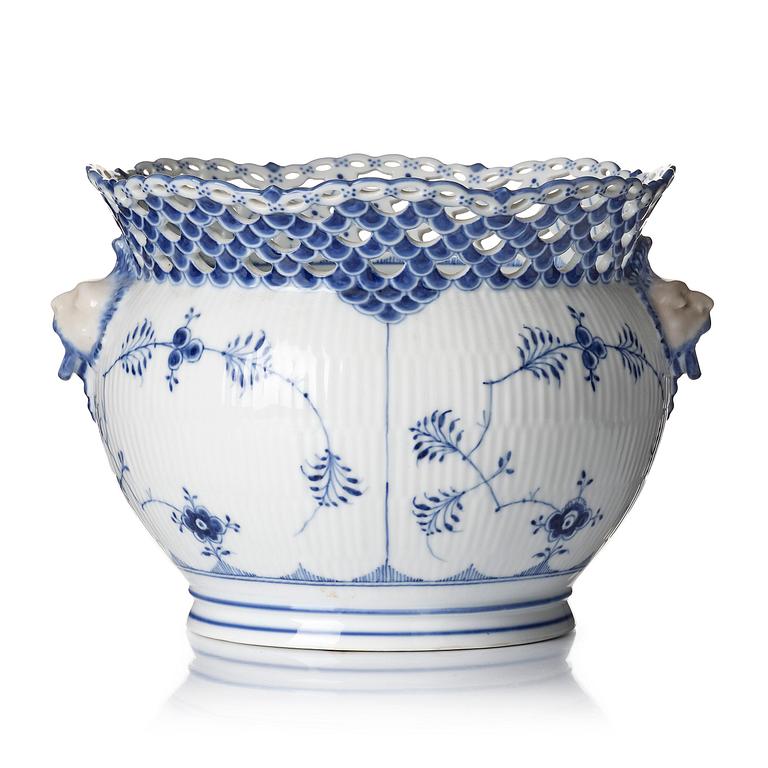 A Royal Copenhagen 'Musselmalet' / 'blue fluted full lace' flower pot, Denmark, 1898-1923.