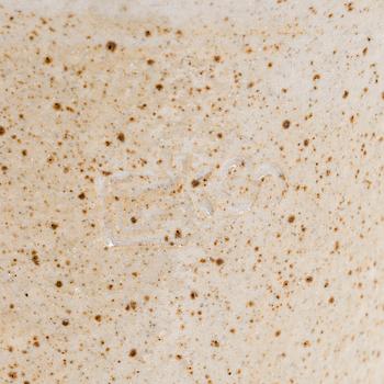 Kyllikki Salmenhaara, bägare, stengods, signerad KS och en bok utgiven av Kyllikki Salmenhaara.